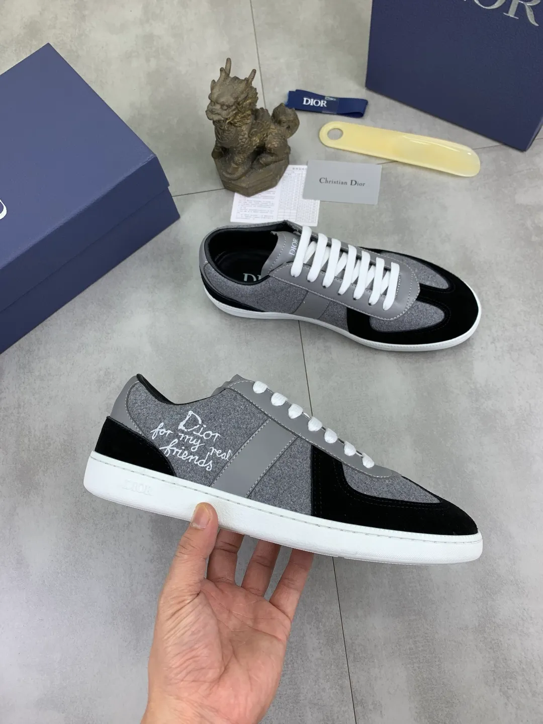 Men's shoes 💰P380 New Dior B01 moral training shoes, white first-layer cowhide, original molded outsole. New to the fall collection, this sneaker marks the return of a Dior classic, reinterpreted in a stylish and elegant silhouette. Crafted from white smooth first-grain cowhide with a tonal silk sheepskin lining, it features the Dior logo on the tongue and inner sides, and a CD icon on the heel. Paired with Tpu anti-slip soles of the same color, it can be matched with various styles to create a sophisticated look.  Code number: 38-44